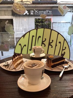 Cafés con leche de almendra para a acompañar las tartas  at Freedom Cakes Bakery in Madrid