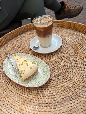 Bananenkuchen und Eiskaffee at POP Der Kaffeeladen in Meersburg