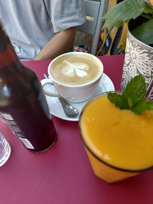 Smoothie and spiced coffee with oat milk at POP Der Kaffeeladen in Meersburg