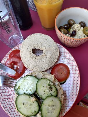 Vegan breakfast option, bagel with hummus at POP Der Kaffeeladen in Meersburg