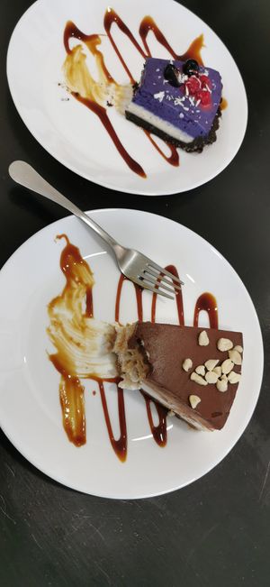 Would love to have taken a picture before I tried the cakes but it just wasn't possible 😅 the cake on the top is a blueberry vanilla cake with a date based crust - real surprise at Simple Green in Zagreb