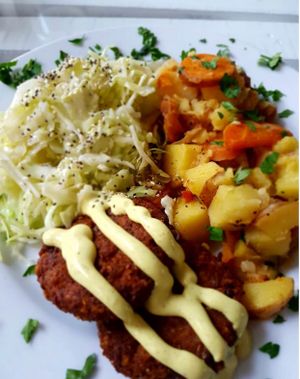 Coleslaw salad with baked potatoes and carrots and falafel at Simple Green in Zagreb