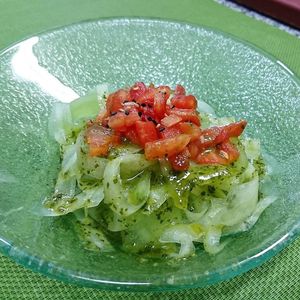 Cucumber stripes with tomato and basil at Pistatxo in Murcia