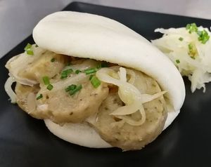 Bao with vegan German white sausage, onion and chucrut at Pistatxo in Murcia