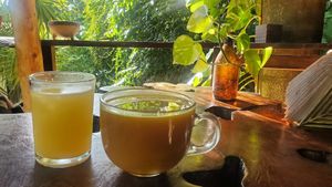 Hugo y Leche Dorado at Con.Siente de LULU La Bruja in Bacalar