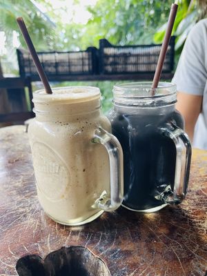 Smoothie and black lemonade   at Con.Siente de LULU La Bruja in Bacalar