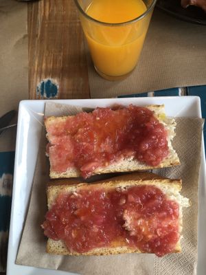 Opciones vegetarianas/ veganas muy baratas, pan toma a y zumo de desayuno. Gran servicio y buen ambiente. Un 10 at La Luna in Salinas