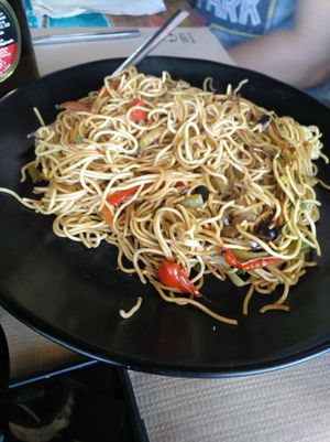 Fideos thai vegetales at La Luna in Salinas