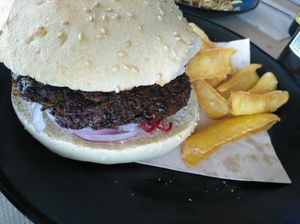 Hamburguesa de guisantes at La Luna in Salinas