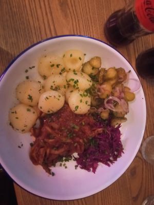 Kluski z szarpanym boczniakiem at Karavan Bar in Wroclaw