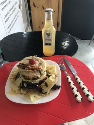 Hambúrguer de feijão preto com tofu defumado e pão sem glúten. Tudo feito por eles, do tofú a maionese! Muito gostoso! at Bigode Verde in Recife