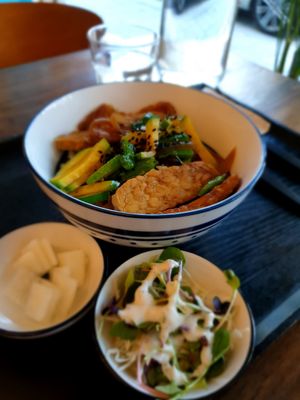 tempeh bowl with sides at Soiroum in Seoul