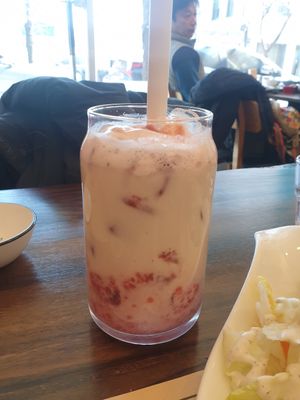 Strawberry latte - 8.5/10 at Soiroum in Seoul