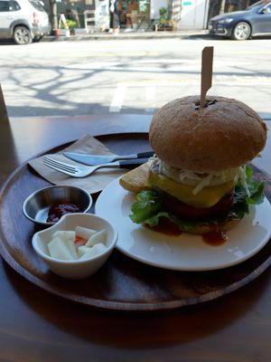 Basic burgur at Soiroum in Seoul