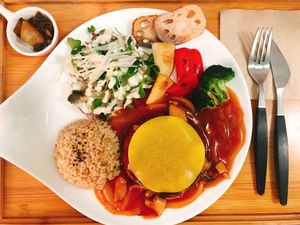 Vegan cheese hamburg-steak plate at Soiroum in Seoul