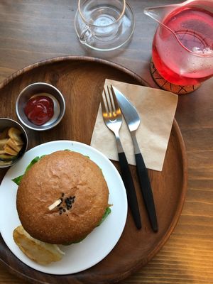 Burger with ‘flower’ tea at Soiroum in Seoul