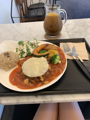 Burger and tea  at Soiroum in Seoul