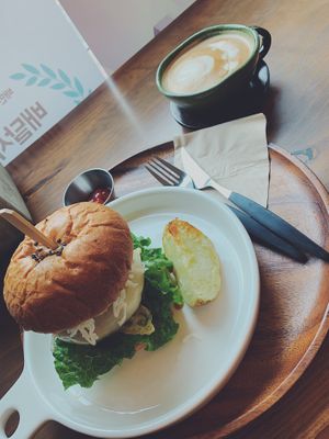 cheese burger at Soiroum in Seoul