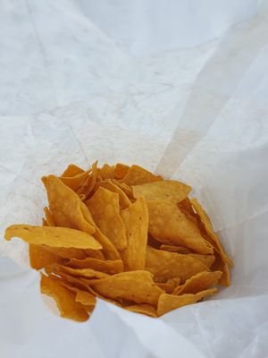 they give big bag of chips at El Cocinero Restaurant in Van Nuys