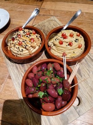 Hummus und Oliven at Die Kuche Jungbusch in Mannheim
