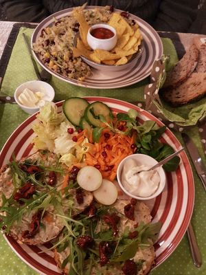 Lunch: bread with hummus and salad, and quinoa salad (plat du jour) at T&Ko in Leuven