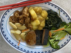 Buffet selection (approx 50 NT) at Fú Xīn SùShí 佛心素食 in Xiaoliuqiu