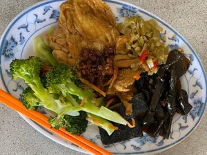 Buffet selection (approx 50 NT) at Fú Xīn SùShí 佛心素食 in Xiaoliuqiu