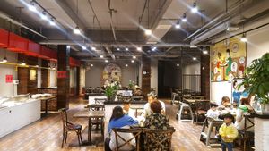 Interior at SuShi Ji in Luoyang