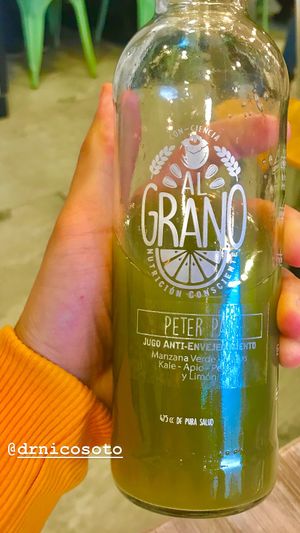 Uno de los múltiples Cold Pressed Juices at Al Grano in Santiago