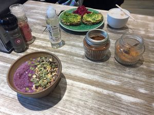 Smoothie bowl, avocado toast and cappuccino 💚 at Al Grano in Santiago