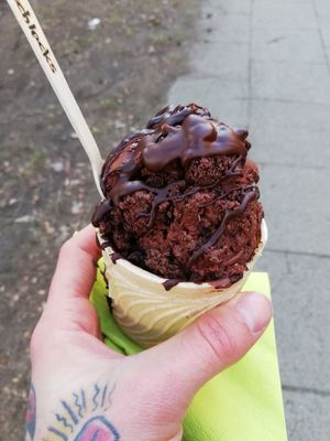 Schokoeis mit Brownie, Schokosauce und Schokostreusel 😅😀 at Schlecks - Ottensen in Hamburg