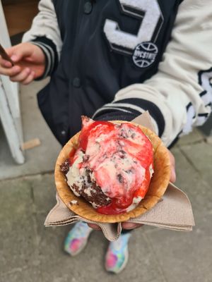 Veganes vanille Eis + Brownie und Erdbeeresauce at Schlecks - Ottensen in Hamburg