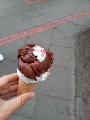 Kokos-Karamellisiete-Cashews, Vegane Schokolade & oben drauf zum probieren Avocado-Limette-Blaubeersosse at Luicella's - Lange Reihe in Hamburg