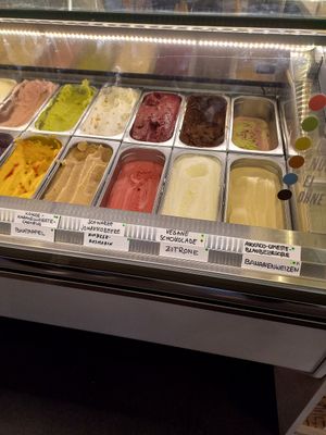 Alle Sorten mit einem grünen Punkt sind vegan 🌱🍦 at Luicella's - Lange Reihe in Hamburg