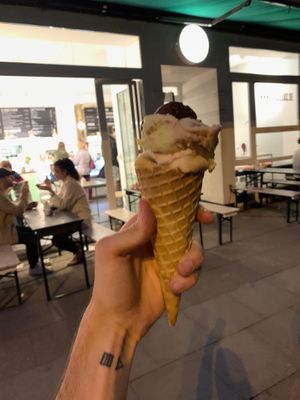 Peanut-Strawberry & Avocado-Raspberry with a sample of chocolate. at Luicella's - Lange Reihe in Hamburg