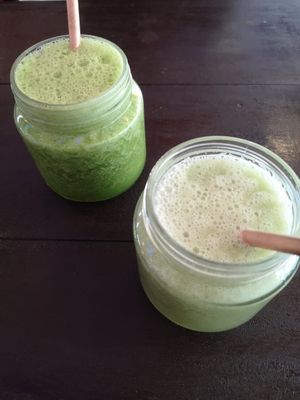 Green Goddesss und Skin Trip juice at am/pm organic cafe in Pokhara