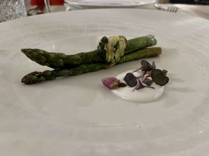Asparagus, crème fraiche  at Gaudi&Naan in Ljubljana