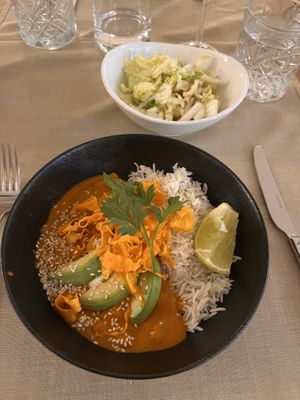 Chickpea Curry with avocado, small salad   at Gaudi&Naan in Ljubljana