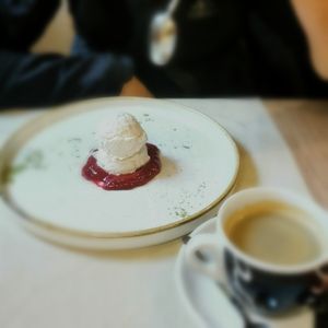 Cremespeise mit Himbeere at Gaudi&Naan in Ljubljana