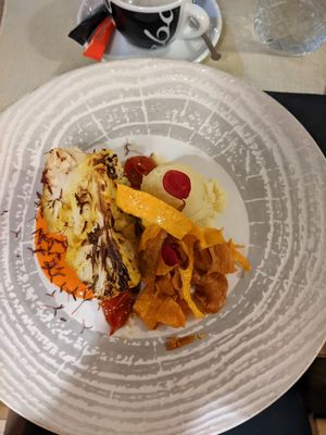 Main dish: baked cauliflour with mashed potatoes, pepper sauce and sweet potate chips at Gaudi&Naan in Ljubljana