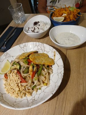 ﻿Saraswati house curry (avocado/basmati/cream/chickpea/sweet potato)

Pad Thai (shiitake mushrooms/tempeh/rice noodles) at Gaudi&Naan in Ljubljana