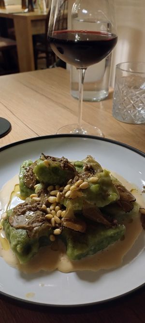 Gnocchi met spinazie, cream 'cheese' en truffel at Gaudi&Naan in Ljubljana