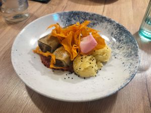 Rollos de repollo rellenos con puré de patatas y zanahoria at Gaudi&Naan in Ljubljana