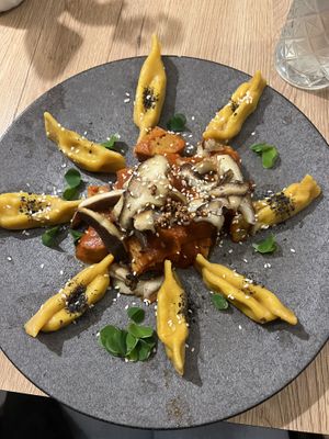 nhoque com seitan e cogumelos  at Gaudi&Naan in Ljubljana