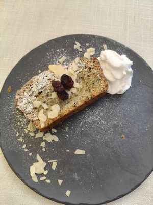 Bizcocho con nata y almendras at Gaudi&Naan in Ljubljana