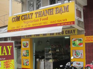 A bright and cheerful facade at Com Chay Thanh Dam in Da Lat
