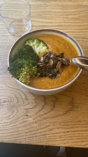 Red pot with Brokkoli and mushrooms  at Daily Pot in Bergen