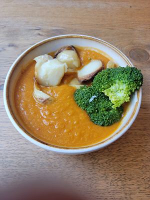 Red pot with potato and broccoli toppings at Daily Pot in Bergen