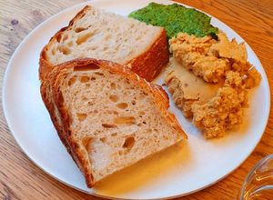 Bread with hummus and pesto at Daily Pot in Bergen