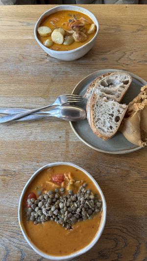 orange dahl (down)  bread with hummus😍 and asian pot (up, omnivores)   at Daily Pot in Bergen